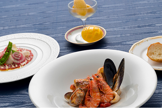 マグロのカルパッチョ&カッチュッコ、マンゴーのジェラート